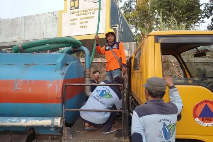 BPBD Kabupaten Kediri Suplai Belasan Ribu Liter Air Bersih ke Warga Ponggok Mojo, Persediaan Selama 5 Hari 