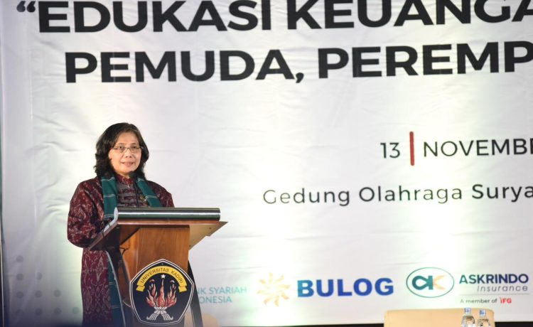 Pj Wali Kota Kediri Zanariah saat membuka talkshow edukasi keuangan inklusif di Universitas Kadiri