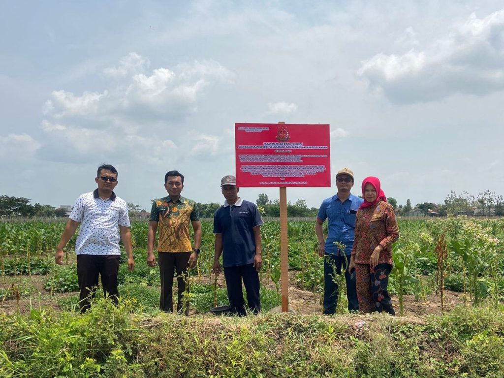 Aset tanah milik koruptor yakni mantan Direktur PDAM Tirta Cahya Agung Kabupaten Tulungagung, Haryono yang disita Kejaksaan Negeri (Kejari) Tulungagung akan dilelang.