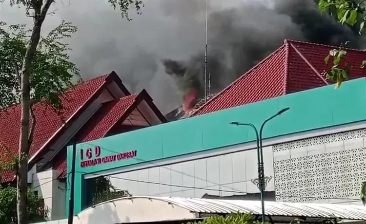 Gedung Lantai 4 RSD Nganjuk Terbakar Pasien Terselamatkan, Polisi Masih Olah TKP