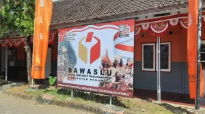 Bawaslu dan Satpol PP Ponorogo  Bredel Ratusan APK dan APS Bergambar Caleg Parpol 