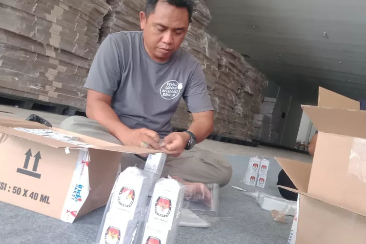 Cek Logistik, KPU Jombang Temukan 66 Botol Tinta Pemilu Bocor dan Rusak