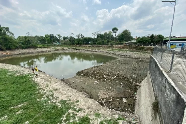 Belum Turun Hujan dan Air Embung Menyusut, Petani di Kota Blitar Kesulitan Air