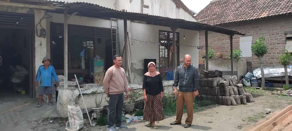 Rohmat Setyo Riyanto, Lurah Blabak Kecamatan Pesantren memantau langsung proses pengerjaan proyek bedah rumah