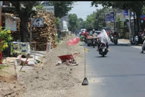 Pembangunan Jalan Beton di Jalur Alternatif Kediri – Tulungagung antara Semen – Mojo, Ditargetkan Selesai  Desember 2023