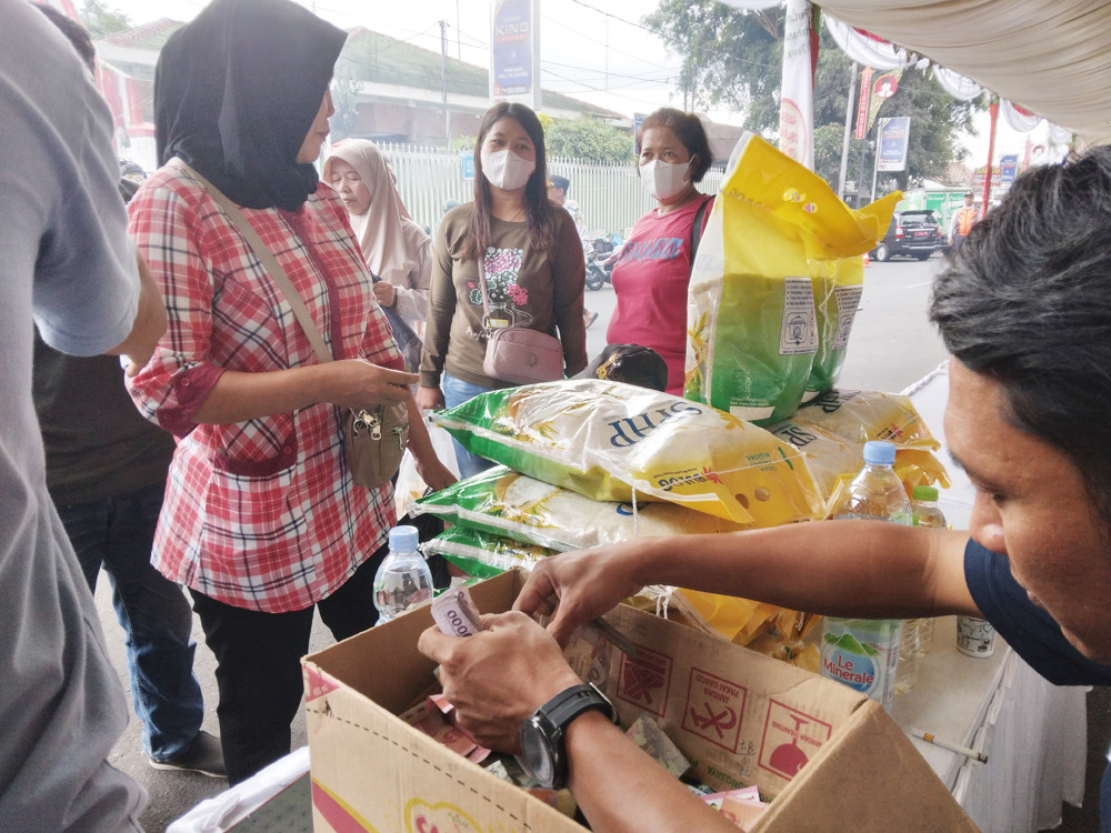 Gerakan pangan murah atau pasar dadakan di Jalan Kenanga, Kota Blitar, menjadi perhatian pembeli karena sejumlah bahan pokok dijual dengan harga yang lebih murah