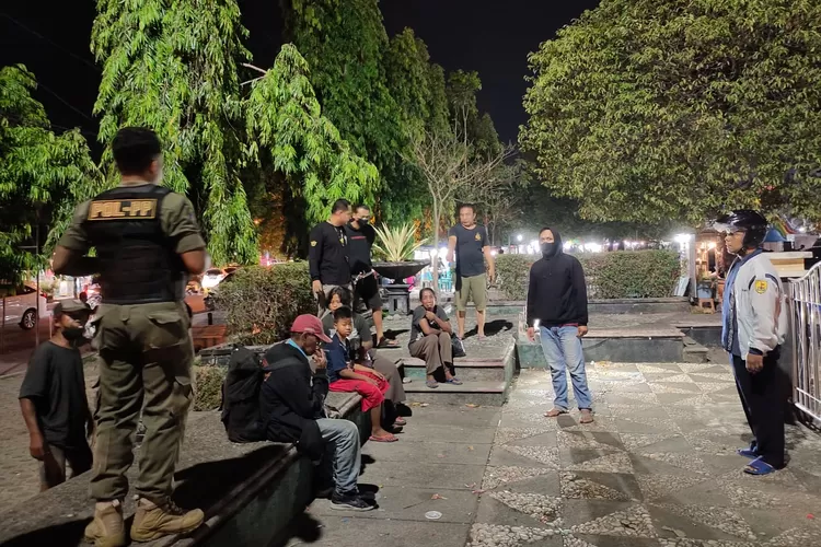 Sebanyak 11 pengamen dan satu pengemis yang sering beroperasi di area alun-alun Ponorogo diamankan dalam razia yang dilakukan oleh Satpol PP