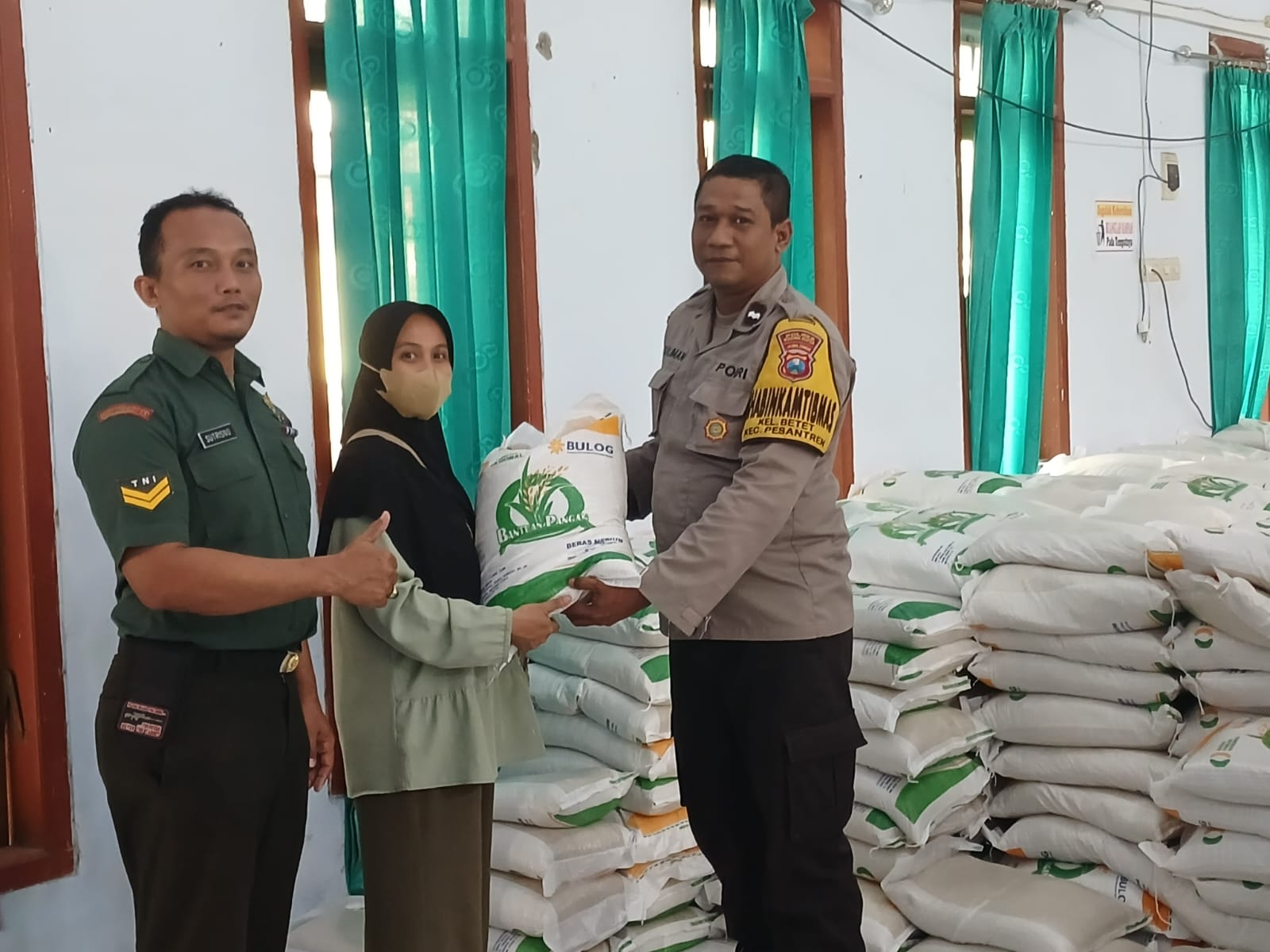 Ratusan Warga Kelurahan Betet Kecamatan Pesantren Kota Kediri Terima Bantuan Beras