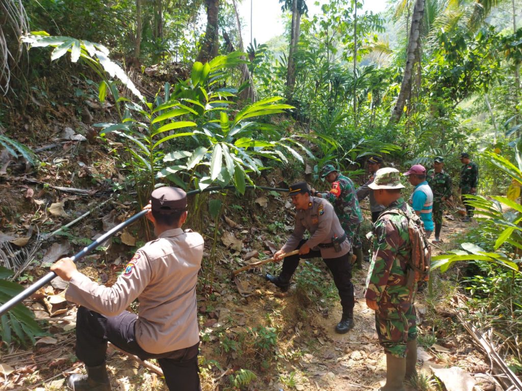 Anggota Polisi dan TNI Pasang Pipa Air 2 Kilometer di Kampak Trenggalek, Ini Tujuannya