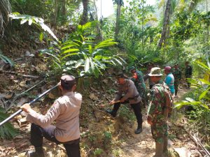 Anggota Polisi dan TNI Pasang Pipa Air 2 Kilometer di Kampak Trenggalek, Ini Tujuannya