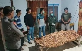 Seorang nenek berinisial B warga Dusun Tanon Utara Desa Tanon Kecamatan Papar Kabupaten Kediri bunuh diri di kamar rumahnya Minggu