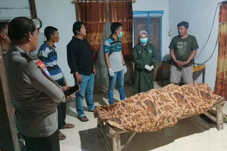 Seorang nenek berinisial B warga Dusun Tanon Utara Desa Tanon Kecamatan Papar Kabupaten Kediri bunuh diri di kamar rumahnya Minggu