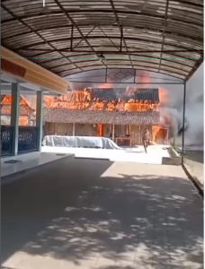 Heboh! Video Kebakaran di Kediri Bikin Warganet Gregetan: Kebiasaan Ga Nulung Cuma Video 
