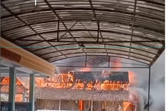Heboh! Video Kebakaran di Kediri Bikin Warganet Gregetan: Kebiasaan Ga Nulung Cuma Video 