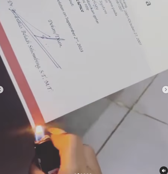 Tega Bakar Ijazah Asli Sang Pacar Cuma Perkara Helm, Wanita Ini Bikin Netizen Geleng Kepala 