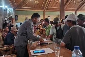 Ratusan warga Desa Gesikan, Pakel, Tulungagung Tuntut Salah Satu Aparat Desa Dicopot, Ini Sebabnya