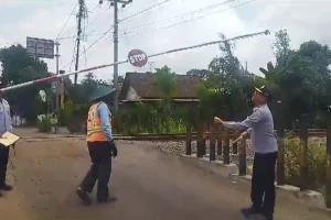 Swadaya, Masyarakat Pasang Palang Pintu di Dua Perlintasan KA di Gilang Tulungagung