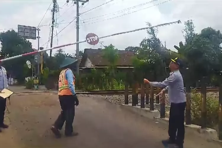 Swadaya. Masyarakat Pasang Palang Pintu di Dua Perlintasan KA di Gilang Tulungagung