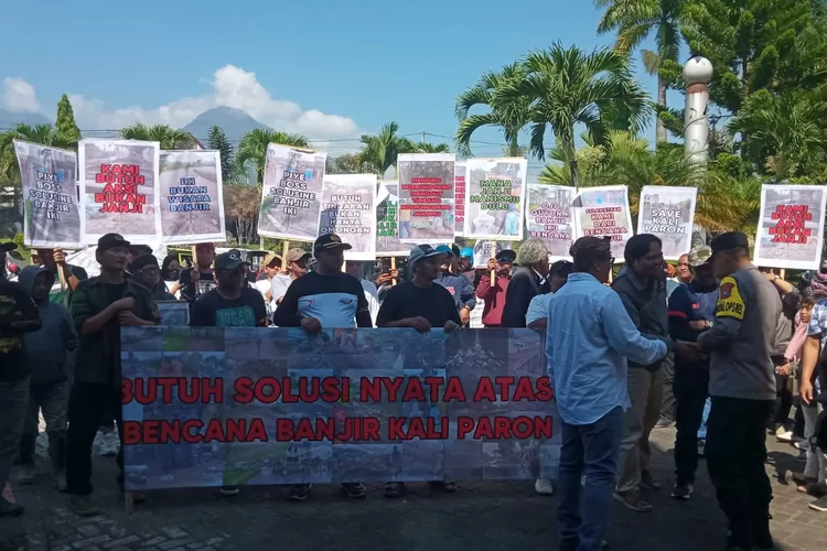 Capek Selaku Kebanjiran Tiap Tahun, Ratusan Warga Bumiaji Ngeluruk Kantor DPRD Batu