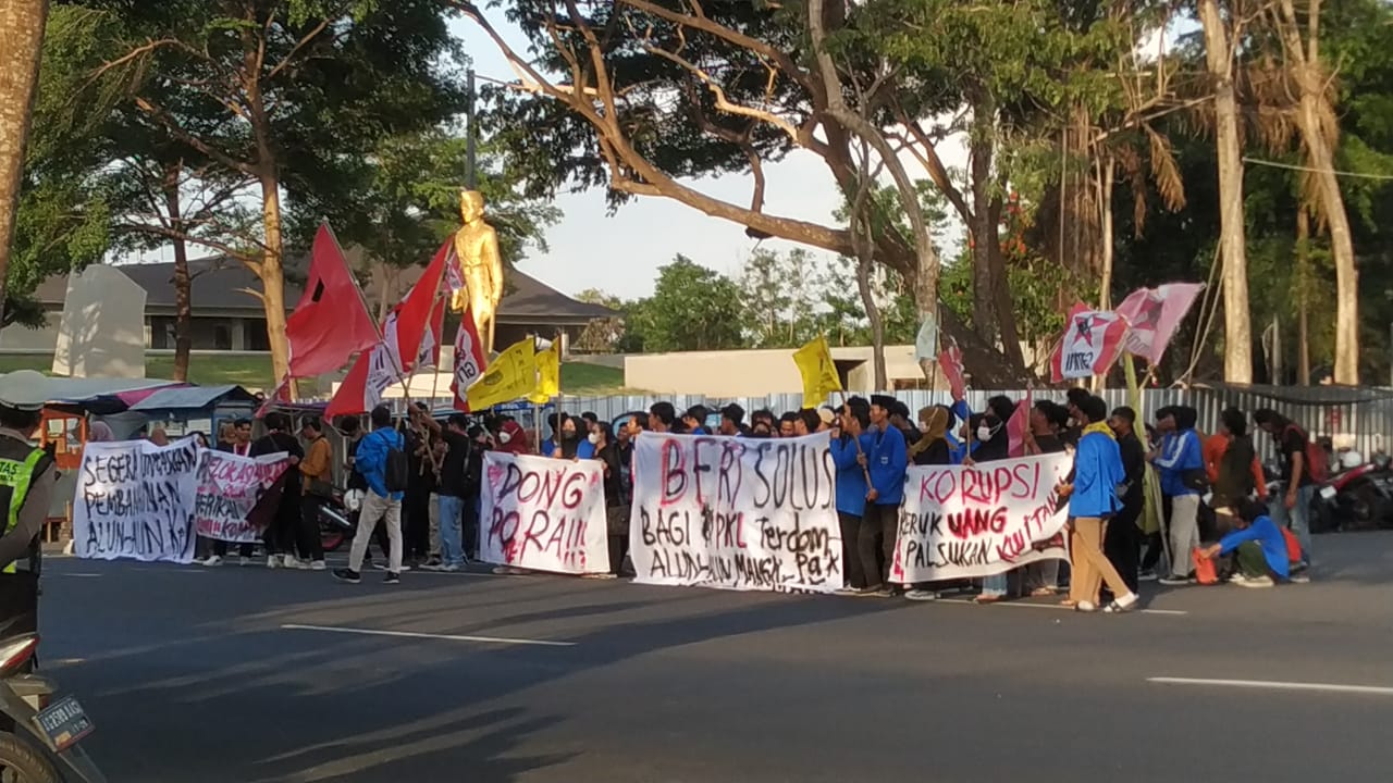 GMNI dan PMII Kediri Gelar Aksi, Perjuangkan Nasib Pedagang Alun-alun Kota Kediri