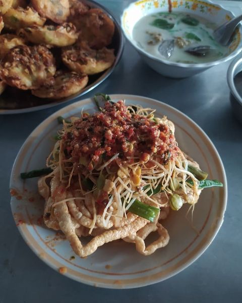 Warung pecel di Jalan Raya Kediri – Nganjuk yang dimiliki oleh Ibu Slamet di Kecamatan Grogol, Kabupaten Kediri, menjadi destinasi kuliner