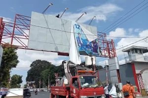 Bawaslu dan Satpol PP Kota Blitar Tertibkan APK Pemilu 2024 yang Dipasang di Titik Steril