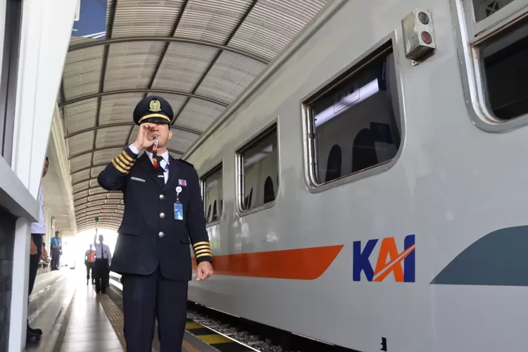 Kereta Api Indonesia (KAI) Daop 7 Madiun memberikan imbauan kepada masyarakat untuk meningkatkan kewaspadaan saat melintas di perlintasan