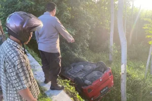 Honda Jazz Nyungsep di Area Persawahan, Pengemudinya Gadis Muda Warga Kademangan Blitar