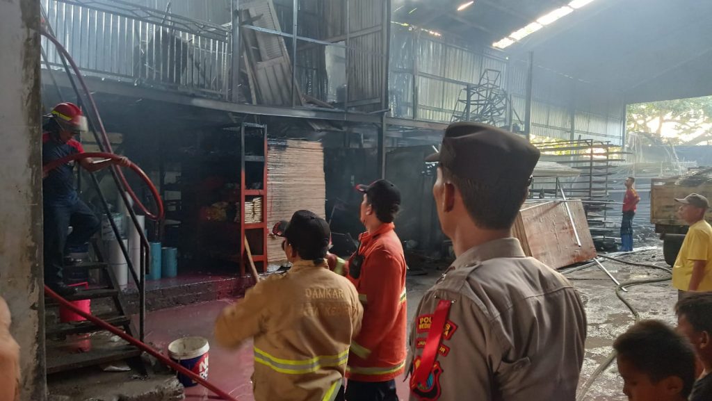 Toko Bangunan di Pasar Centong Kelurahan Bawang Terbakar, Kerugian 80 Juta, Ini Infonya