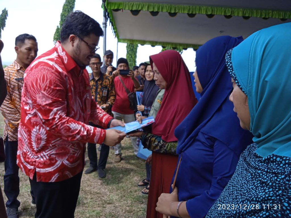 Serahkan Sertifikat PTSL di Ngadiluwih, Bupati Kediri Mas Dhito : Jangan Sampai Jatuh Ke Rentenir