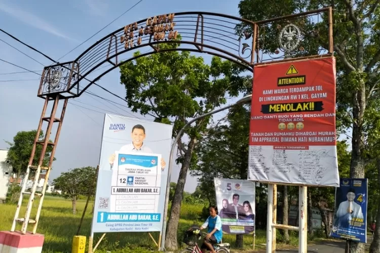 Warga Kelurahan Gayam yang Terdampak Tol Kediri – Tulungagung Pasang Banner Tolak Nilai Ganti Rugi Tanah