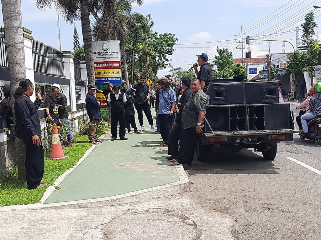 Puluhan warga mendatangi kantor Kejaksaan Negeri (Kejari) Tulungagung, Kamis (28/12/2023) pagi. Mereka menagih janji Kejari terkait penuntasan kasus dugaan korupsi di Pemerintah Desa (Pemdes) Batangsaren.