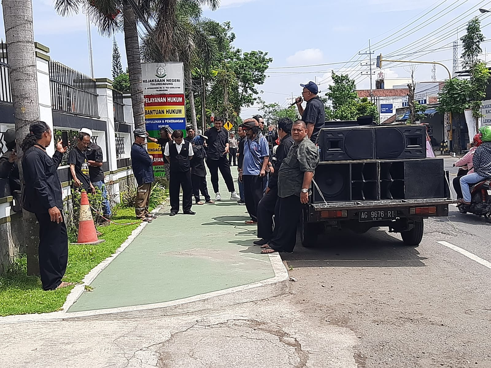 Puluhan warga mendatangi kantor Kejaksaan Negeri (Kejari) Tulungagung, Kamis (28/12/2023) pagi. Mereka menagih janji Kejari terkait penuntasan kasus dugaan korupsi di Pemerintah Desa (Pemdes) Batangsaren.