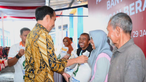 Bagikan Beras, Presiden Jokowi Bilang : Hampir Semua Negara Gagal Panen