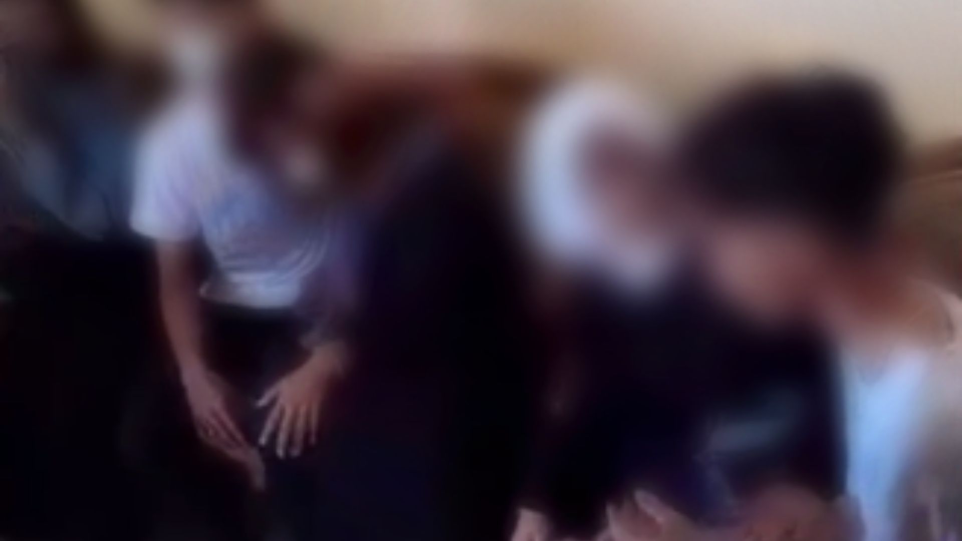 Viral! Video Penggerebekan Bocah Sekolah Lagi Iclik Berjamaah, Masih Sempat Bermesraan Panggil Sayang