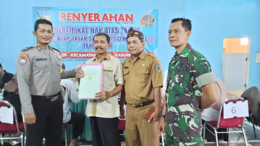 Sumringah, Ratusan Warga Desa Semen Kecamatan Semen Kabupaten Kediri Terima Sertifikat Program PTSL, Ini Infonya