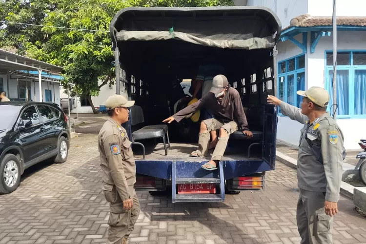 Ganggu Pengguna Jalan, Pengamen - Manusia Badut- Pengemis dari Luar Daerah Diamankan Satpol PP Kabupaten Kediri