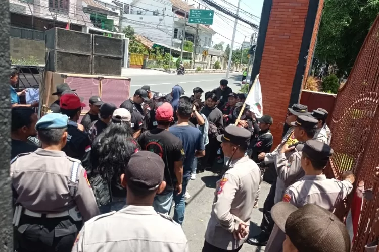 Aksi warga bersama LSM Gerak Indonesia Kediri gelar demo di Pemkab Kediri terkait pungutan PTSL yang dinilai memberatkan masyarakat (bakti)