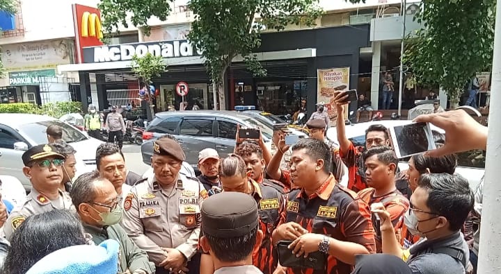 Tidak Menetapkan Aturan Usia Pensiun Karyawan Jadi Penyebab Golden Swalayan Kota Kediri Didemo