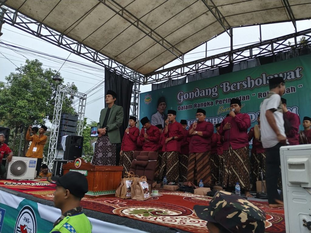 Pengajian Bersama Gus Iqdam di Purworejo Kandat Berjalan Aman, Jamaah Antusias Meski Hujan Lebat