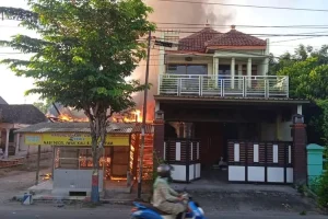 Kebakaran Menimpa Gudang Perabotan Bib Bib Colection dan Warung di Ponorogo, Kerugiannya Ratusan Juta