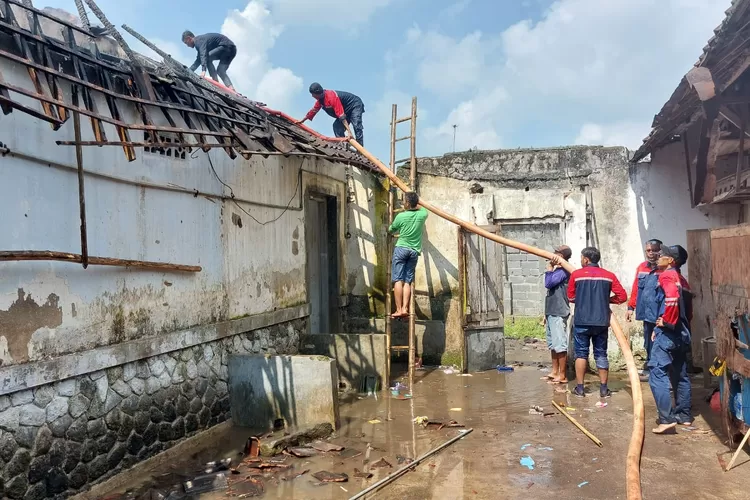 Insiden kebakaran menimpa rumah milik Bimo Bayu Pamungkas (21) warga Desa Tambakan, Kecamatan Gandusari, Kabupaten Blitar, Rabu (31/1) diketahui sekitar pukul 08.30.