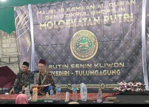 KH Mahbub Sampaikan Pesan Keutamaan Mendokaan Orang Tua yang Wafat di Agenda MOLOEKATAN di Desa Semen Kecamatan Semen