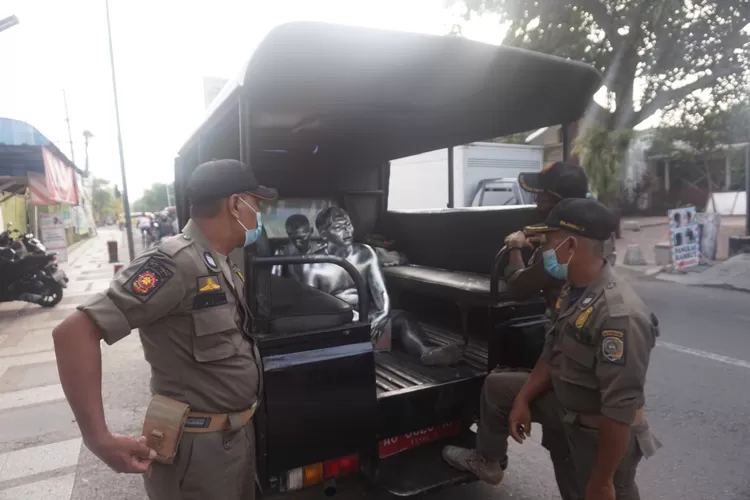 Satpol PP Tulungagung Mengamankan Ratusan PMKS, Termasuk Manusia Silver yang Pendapatannya per Hari 300 Ribu