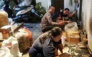 UMKM Opak Gambir di Desa Bulu Kecamatan Semen Semakin Berkembang, Ini Dukungan Pemerintah Desa 