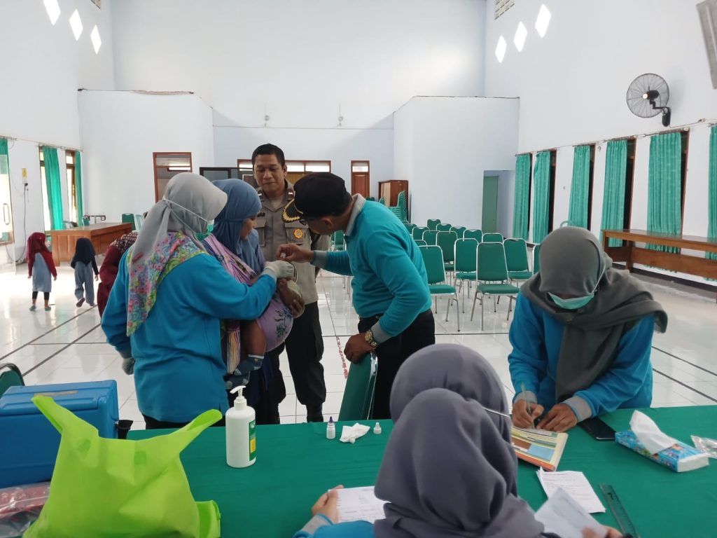 Sub PIN Polio Dilaksanakan di Kelurahan Betet Kecamatan Pesantren,  Ratusan Anak Balita Antre Diberi Vaksin Polio Tetes