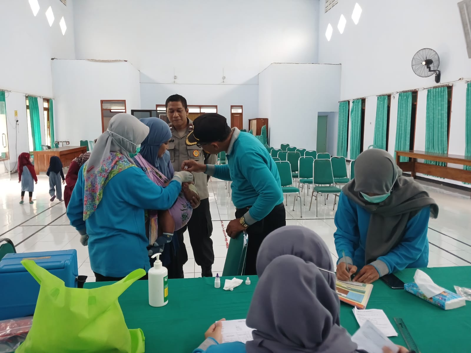 Sub PIN Polio Dilaksanakan di Kelurahan Betet Kecamatan Pesantren, Ratusan Anak Balita Antre Diberi Vaksin Polio Tetes