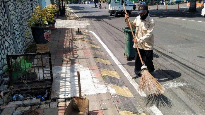 Jadi Penyapu Jalan di Kota Batu Bisa Dapat Umroh Gratis