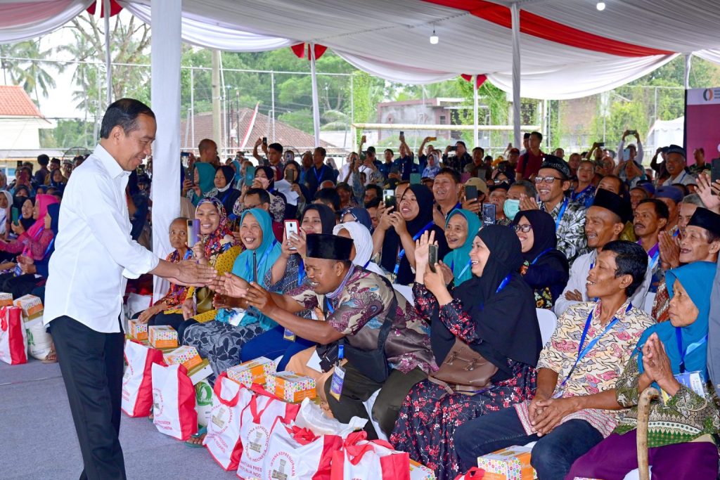 Presiden Jokowi Cek Penyaluran Bantuan Pangan di Kota Salatiga, Ibu Iriana Ikut Mendampingi