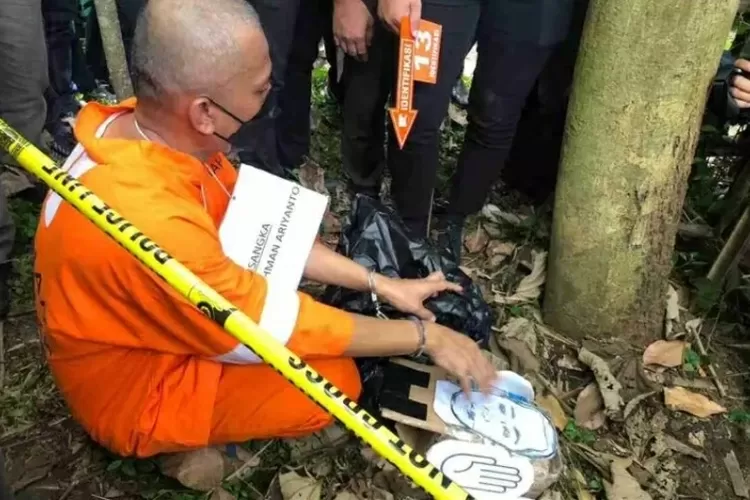 Rekonstruksi Mutilasi Dukun Pijat , Pelaku Peragakan 21 Adegan.(Arief)